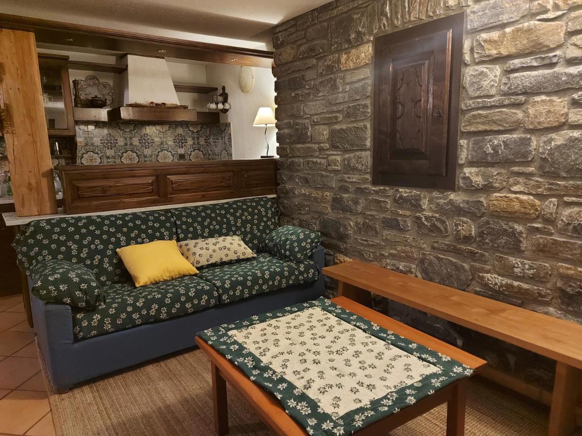 La Taverna Alloggio Ad Uso Turistico - Vda -Sarre - Cir- 0073 Aosta Ngoại thất bức ảnh